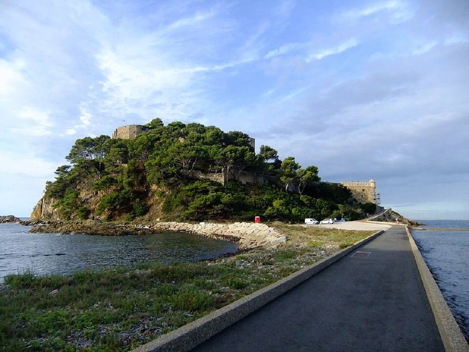 Allée d'accès au Fort de Brégançon