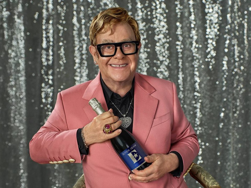 Elton John met son vin sans alcool à l’honneur pour célébrer ses 36 ans de sobriété