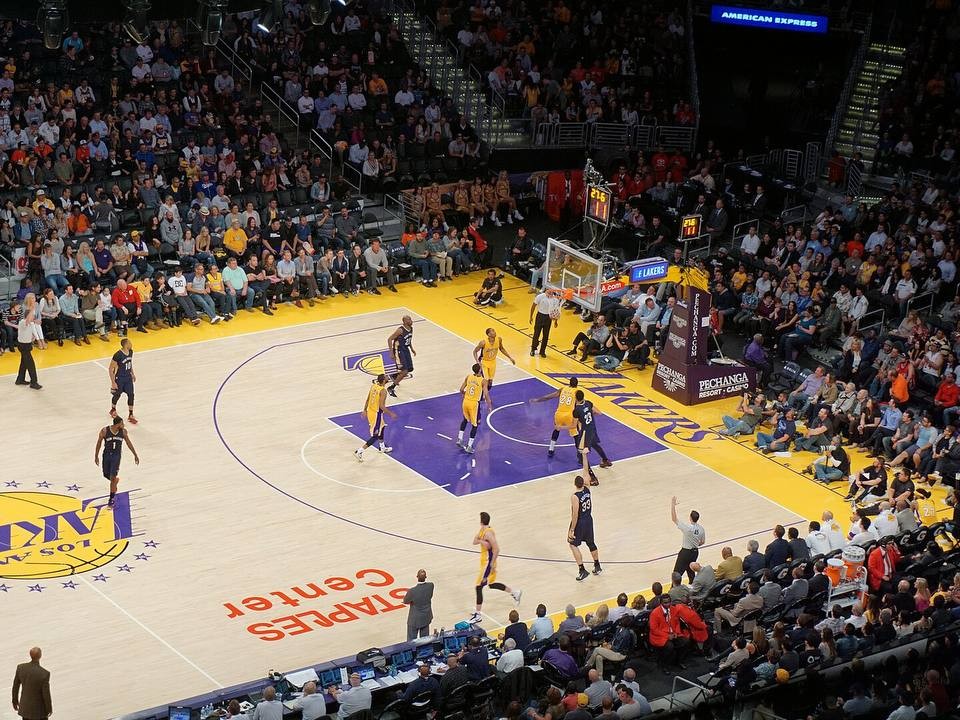 Les Lakers rachetés pour 12 milliards de dollars : un record absolu dans le sport américain