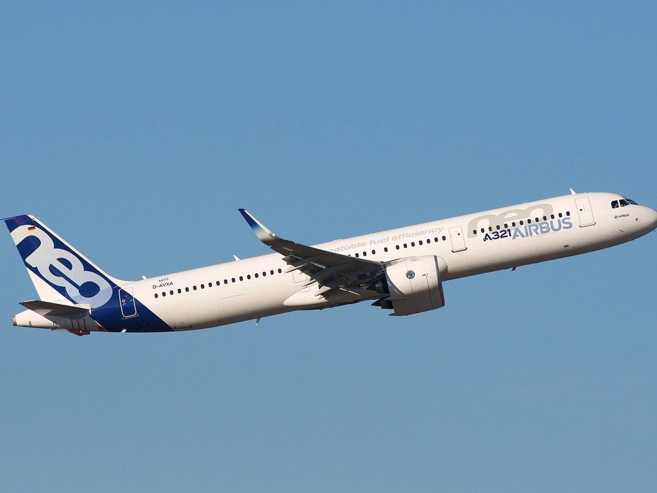 Airbus A321neo en vol sur fond de ciel bleu