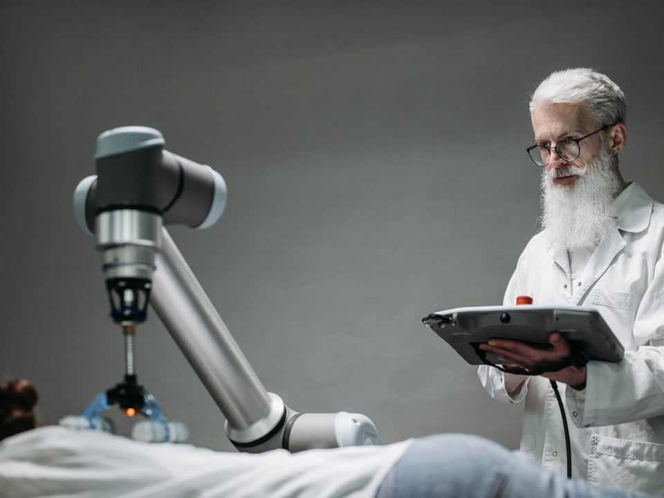 Médecin avec équipement médical et intelligence artificielle
