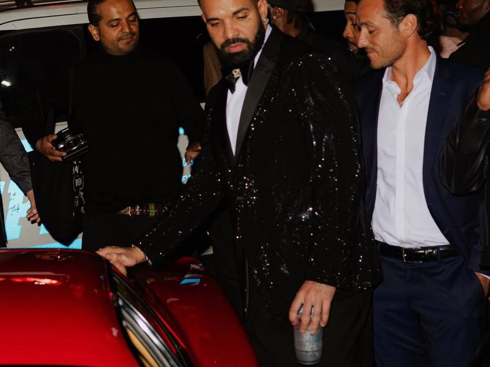 Drake entouré de proches à sa fête des 40 ans