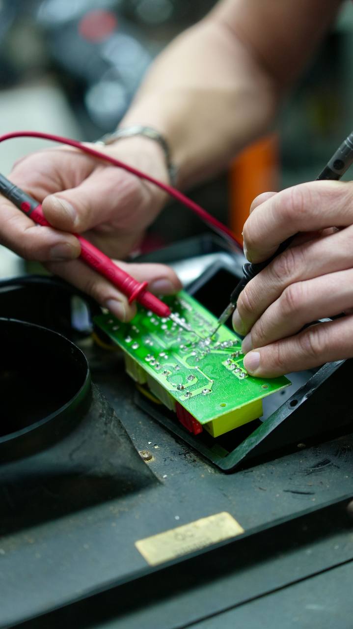 Électricien travaillant sur un circuit