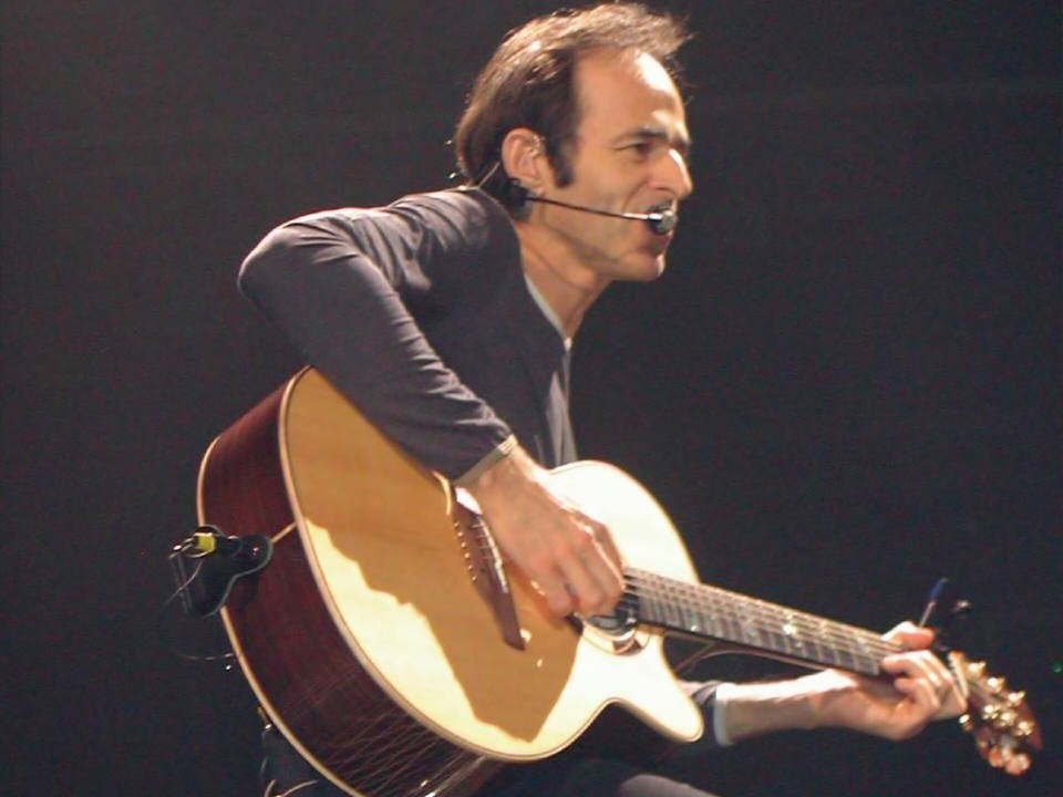 Jean-Jacques Goldman sur scène à la guitare
