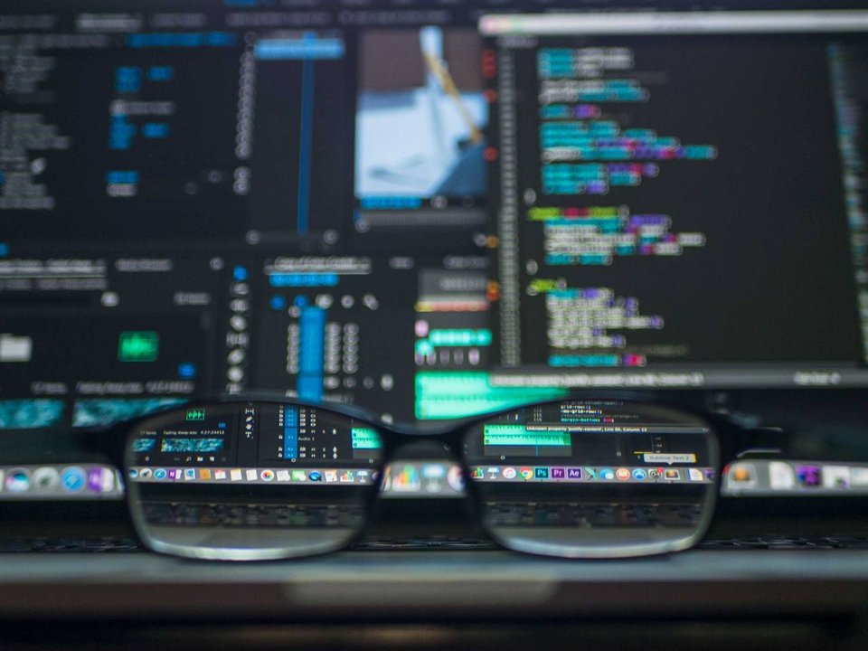 Lunettes posées devant un écran de code