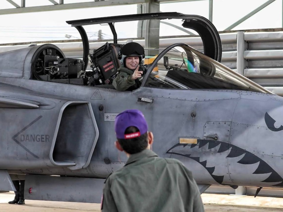 La reine de Thaïlande prend seule les commandes d’un avion de chasse
